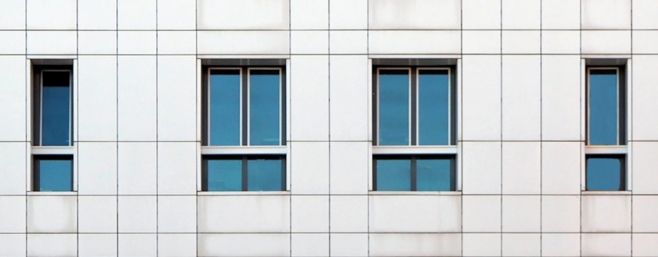 vista de una fachada ventilada gris